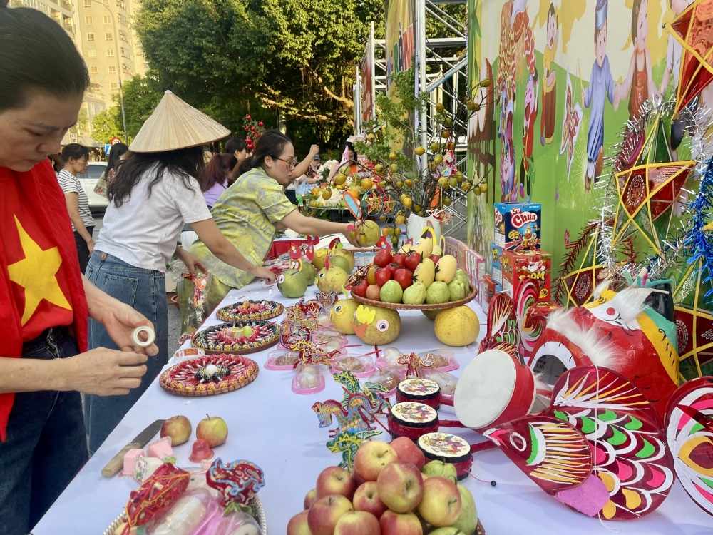 Đêm Trăng rằm gắn kết yêu thương ở Cầu Giấy