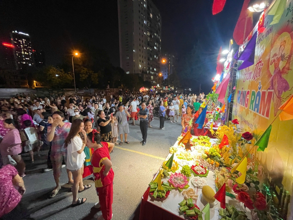 Đêm Trăng rằm gắn kết yêu thương ở Cầu Giấy