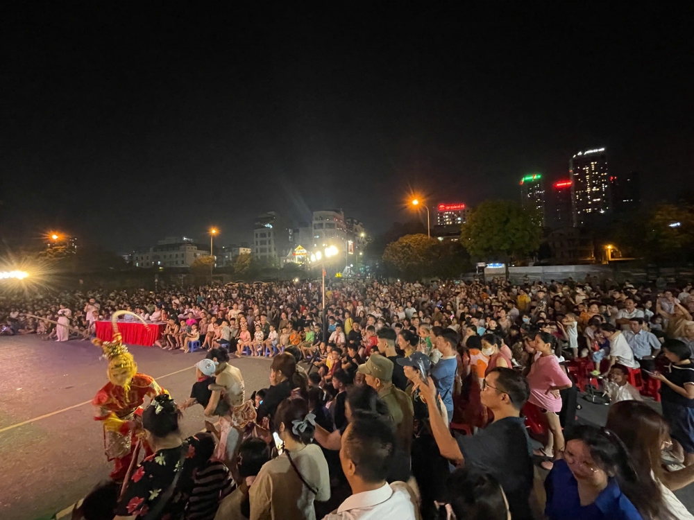 Đêm Trăng rằm gắn kết yêu thương ở Cầu Giấy