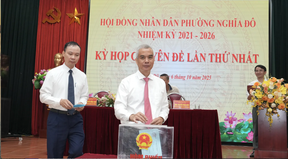 Ông Đỗ Việt Hưng được bầu giữ chức Chủ tịch UBND phường Nghĩa Đô Ông Đỗ Việt Hưng được bầu giữ chức Chủ tịch UBND phường Nghĩa Đô