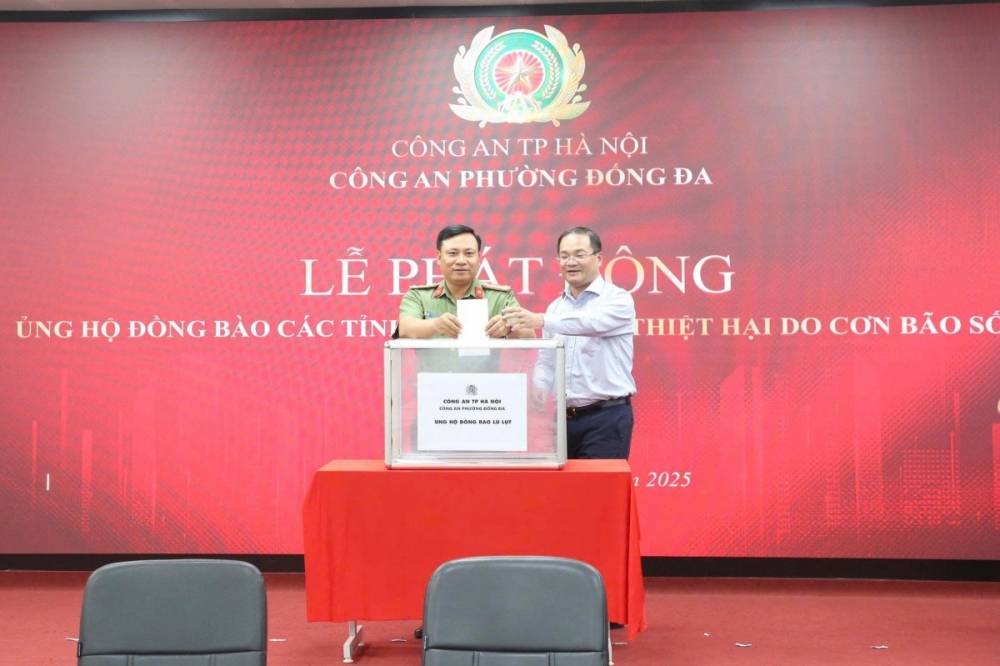 Công an Hà Nội hướng về Nhân dân vùng mưa bão Công an Hà Nội hướng về người dân vùng bão lũ