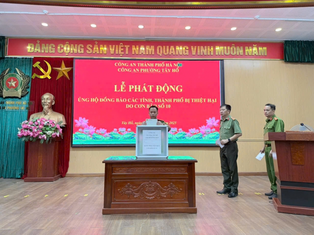 Công an Hà Nội hướng về Nhân dân vùng mưa bão Công an Hà Nội hướng về người dân vùng bão lũ