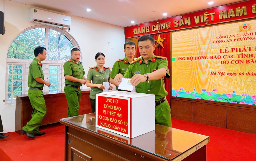 Công an Hà Nội hướng về Nhân dân vùng mưa bão Công an Hà Nội hướng về người dân vùng bão lũ