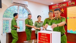 cong an ha noi huong ve nguoi dan vung bao lu