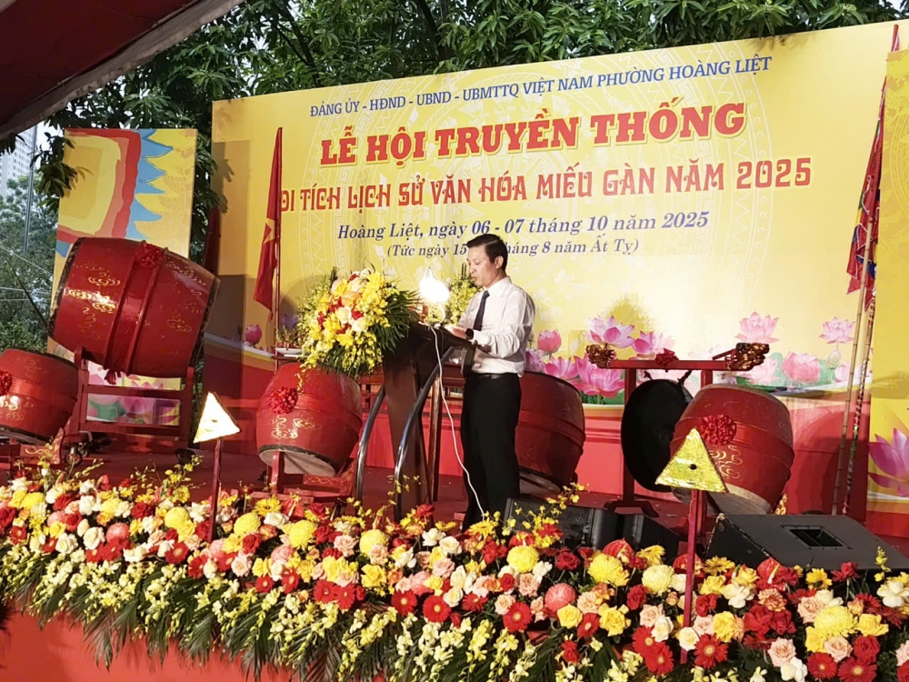 Ông Nguyễn Anh Tuấn - Phó Bí thư Đảng uỷ, Chủ tịch UBND phường Hoàng Liệt phát biểu tại lễ hội Ông Nguyễn Anh Tuấn - Phó Bí thư Đảng uỷ, Chủ tịch UBND phường Hoàng Liệt phát biểu tại lễ hội