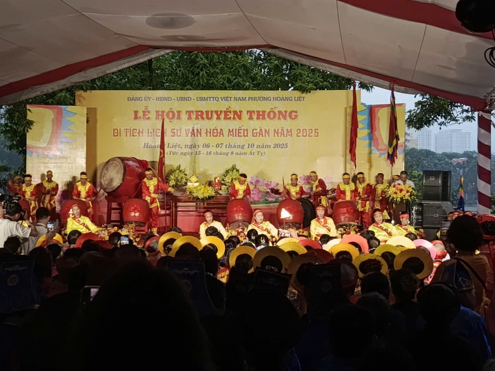 Tiếng trống khai hội Tiếng trống khai hội