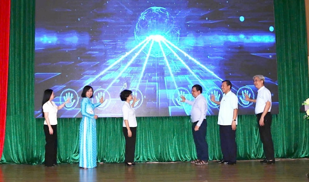 Các đại biểu thực hiện nghi thức hưởng ứng