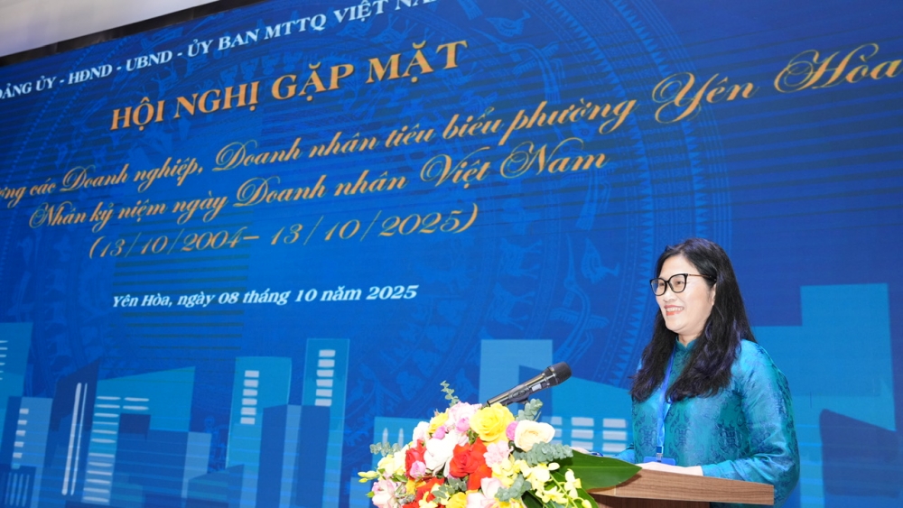 Bà Trịnh Thi Dung, Chủ tịch UBND phường Yên Hoà phát biểu tại hội nghị gặp mặt