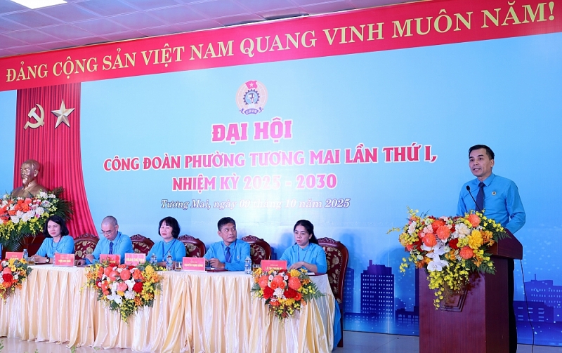 Đồng chí Lê Đình Hùng biểu dương kết quả đạt được của tổ chức công đoàn thời gian qua