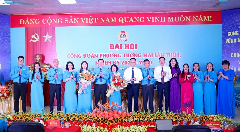 Lãnh đạo LĐLĐ TP và phường Tương Mai tặng hoa chúc mừng Ban Chấp hành và UB kiểm tra LĐLĐ phường Tương Mai nhiệm kỳ mới