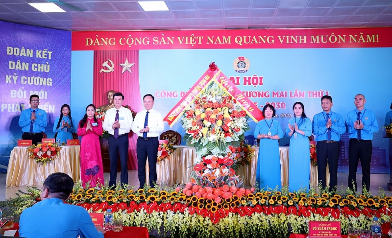 Lãnh đạo phường Tương Mai tặng hoa chúc mừng đại hội