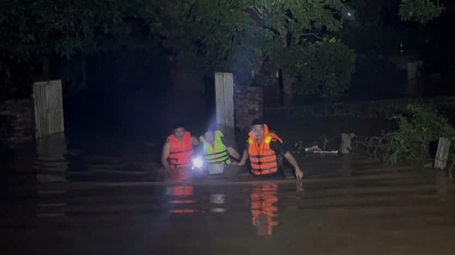 Hà Nội: Công an cơ sở hỗ trợ người dân ứng phó sau mưa bão