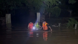 Hà Nội: Công an cơ sở hỗ trợ người dân ứng phó sau mưa bão