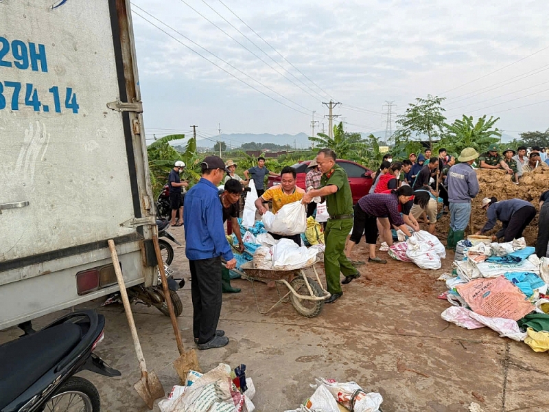 Hà Nội: Công an cơ sở hỗ trợ người dân ứng phó sau mưa bão