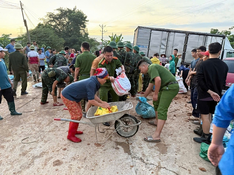 Hà Nội: Công an cơ sở hỗ trợ người dân ứng phó sau mưa bão