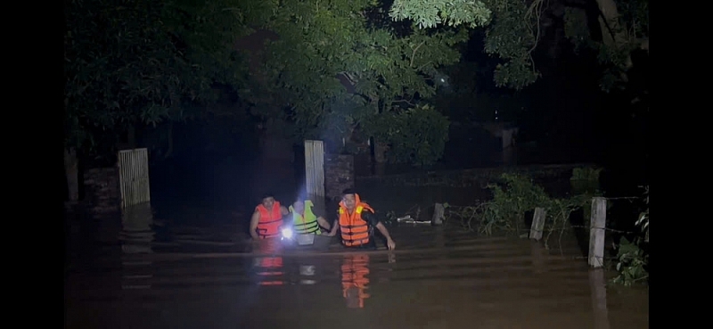 Hà Nội: Công an cơ sở hỗ trợ người dân ứng phó sau mưa bão