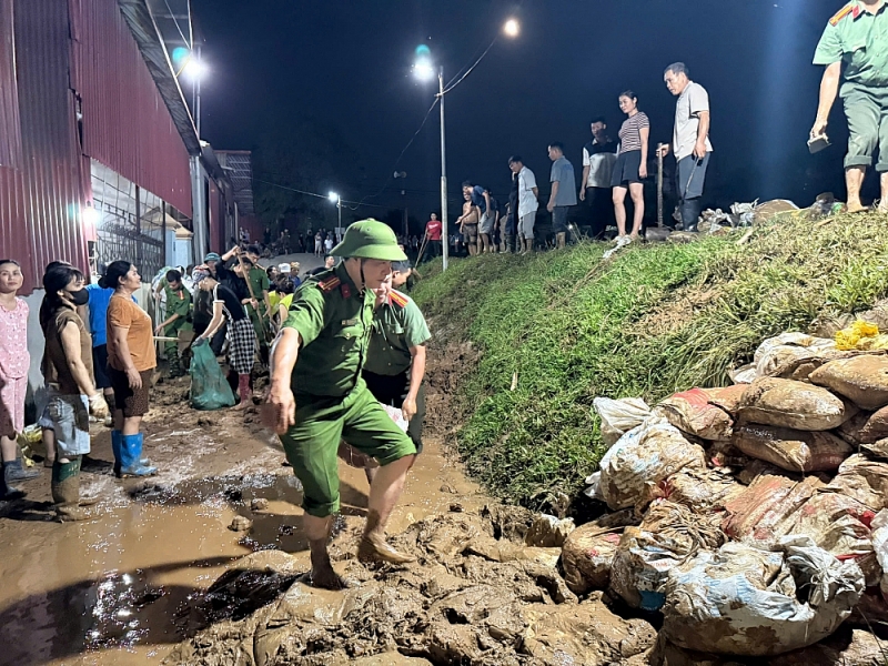 Hà Nội: Công an cơ sở hỗ trợ người dân ứng phó sau mưa bão