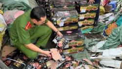 bat gan 17 tan xuc xich khong ro nguon goc o ha noi