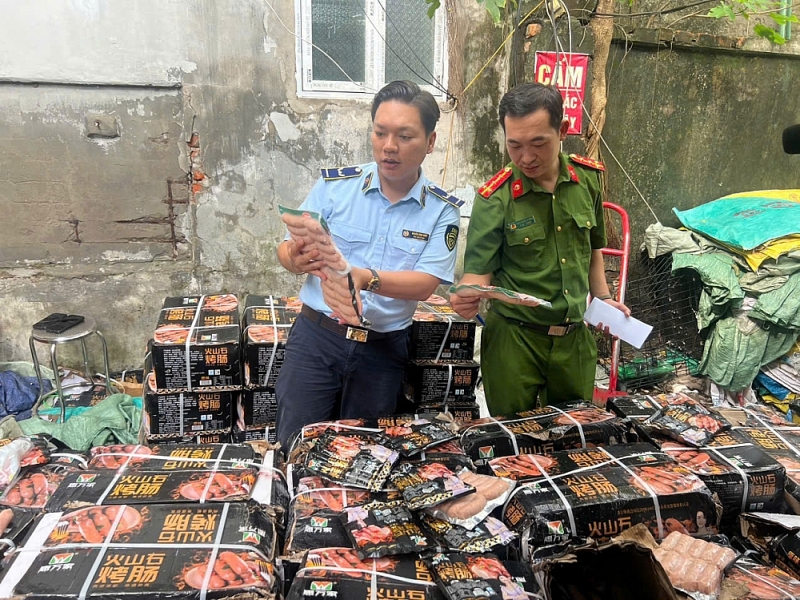 Bắt gần 1,7 tấn xúc xích không rõ nguồn gốc ở Hà Nội
