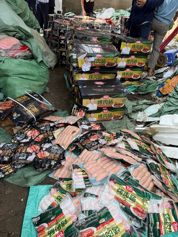 Bắt gần 1,7 tấn xúc xích không rõ nguồn gốc ở Hà Nội