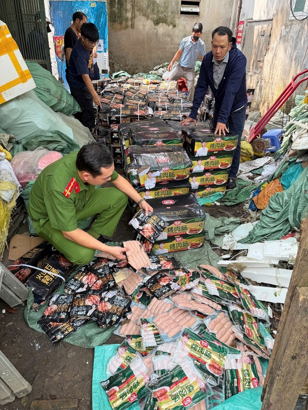 Bắt gần 1,7 tấn xúc xích không rõ nguồn gốc ở Hà Nội