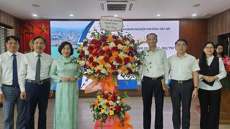 Lãnh đạo phường tặng hoa chúc mừng