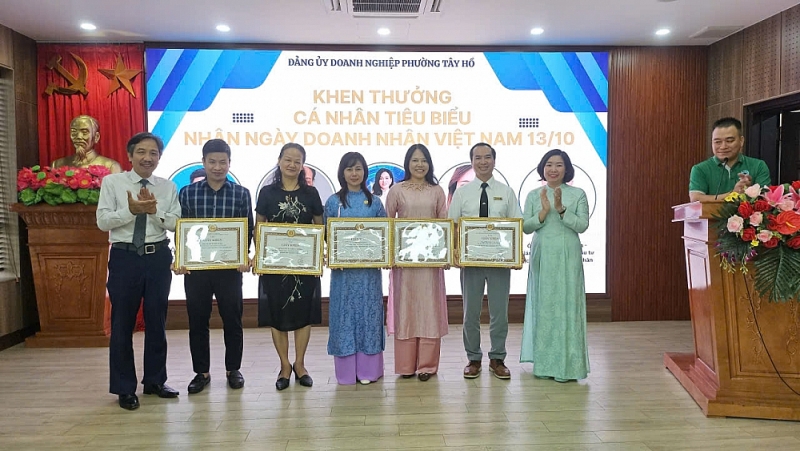 Khen thưởng tại buổi toạ đàm