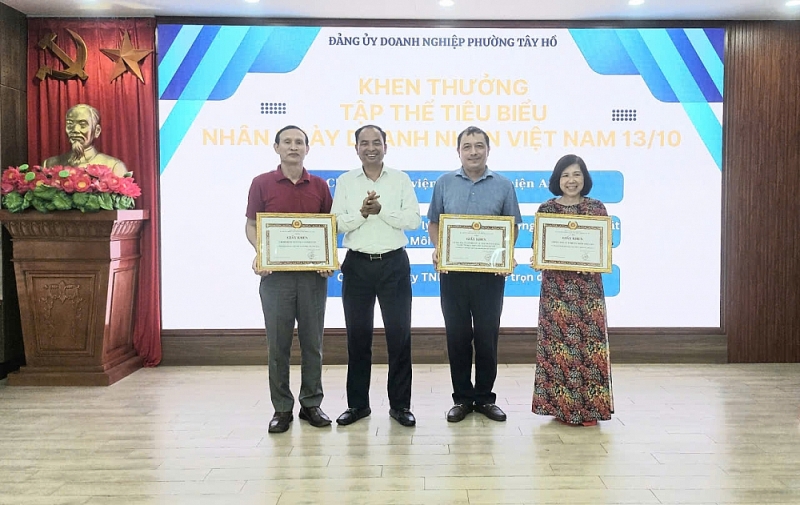 Đồng chí Nguyễn Đình Khuyến, Bí thư Đảng uỷ, Chủ tịch HĐND phường trao khen thưởng cho các tập thể