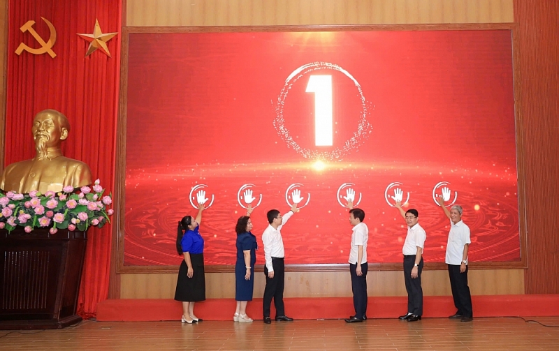 Các đại biểu thực hiện nghi thức bấm nút phát động phong trào