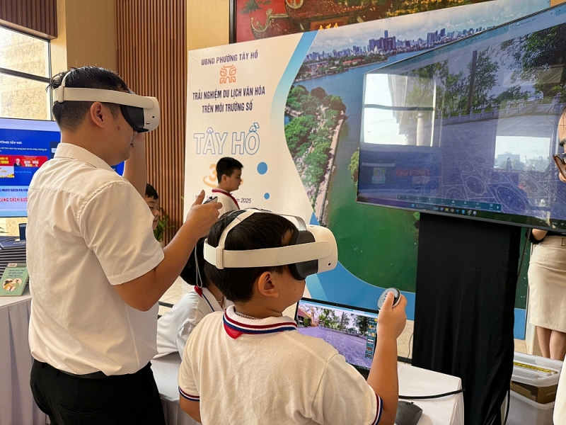 Người dân và học sinh trải nghiệm công nghệ số trong khuôn khổ lễ phát động