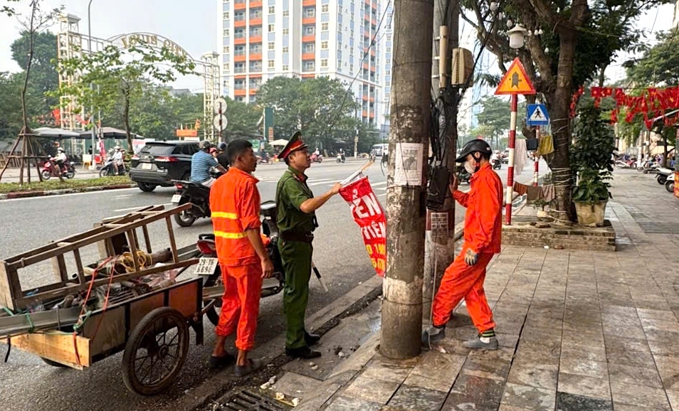 Tháo gỡ băng rôn quảng cáo gây mất mỹ quan đô thị Tháo gỡ băng rôn quảng cáo gây mất mỹ quan đô thị
