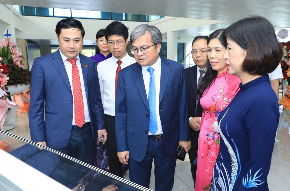 Các đại biểu tham quan các mô hình chuyển đổi số