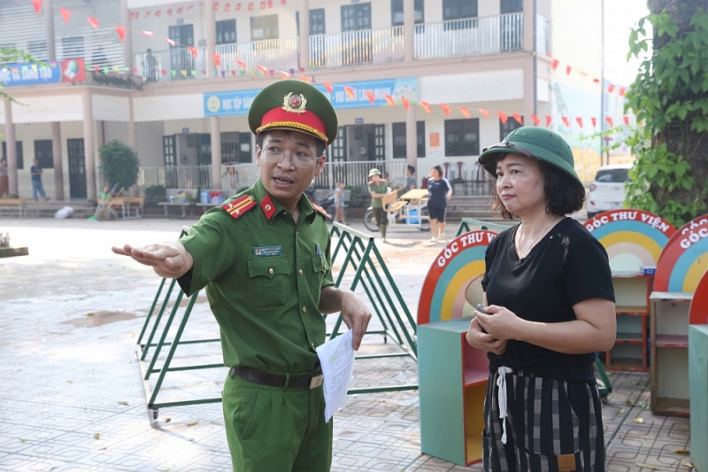 Lãnh đạo đơn vị thuộc Công an TP trao đổi phương án bố trí lực lượng hỗ trợ