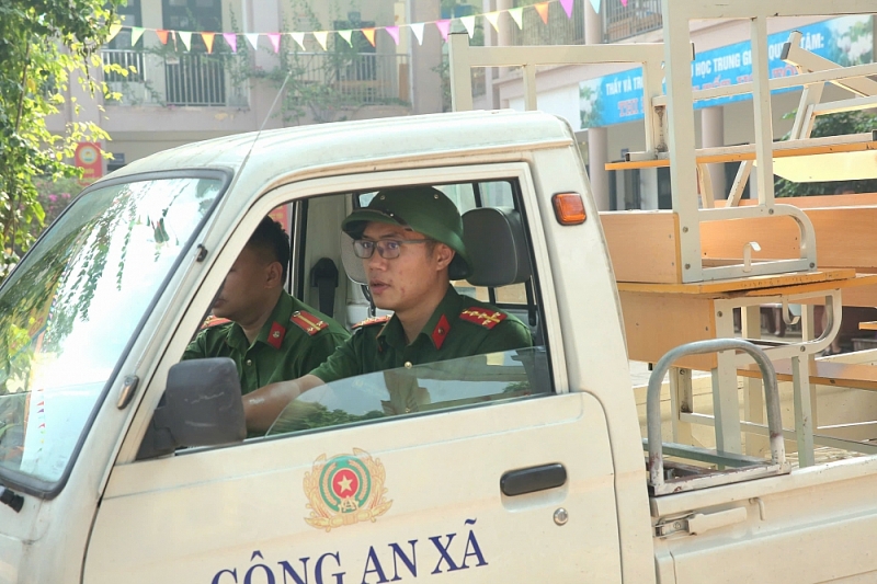 Các cán bộ chiến sĩ khẩn trương mỗi người một việc theo đúng phương án phân công