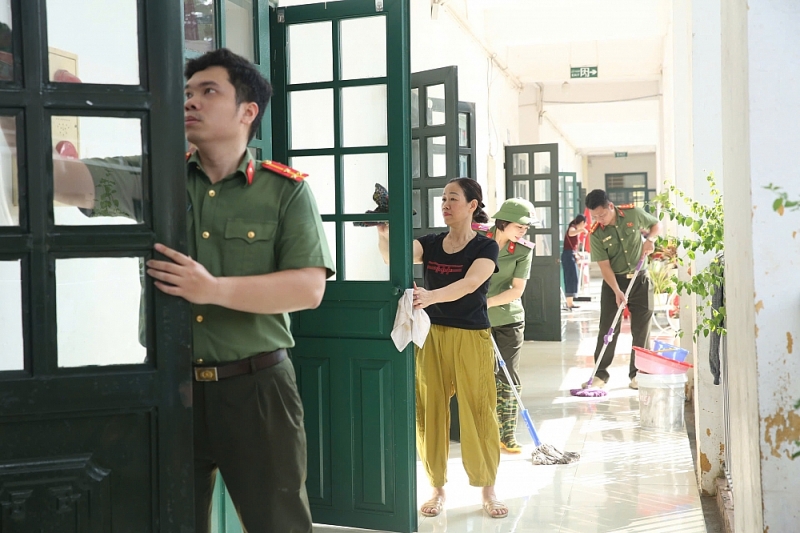 Lau dọn lớp học để đón học sinh