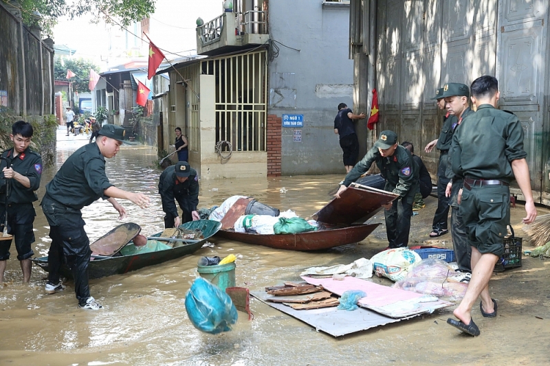 Các cán bộ chiến sĩ phải dùng thuyền vận chuyển đồ