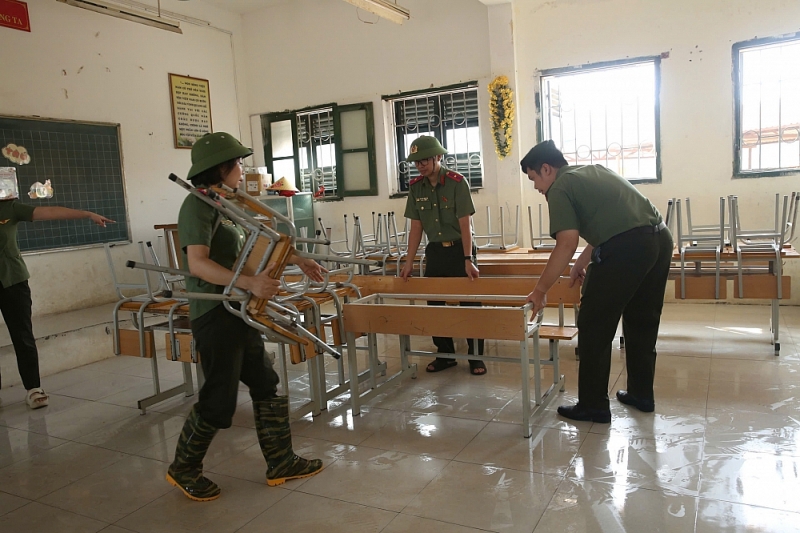 Bàn ghế được khẩn trương kê dọn