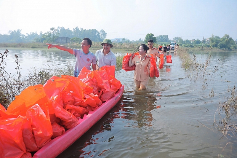 Số khác đi phát nhu yếu phẩm