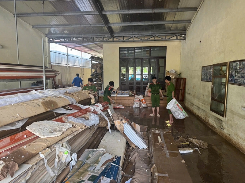 Mặc dù bão đã đi qua vài ngày, nhưng Trung Giã vẫn còn ngổn ngang