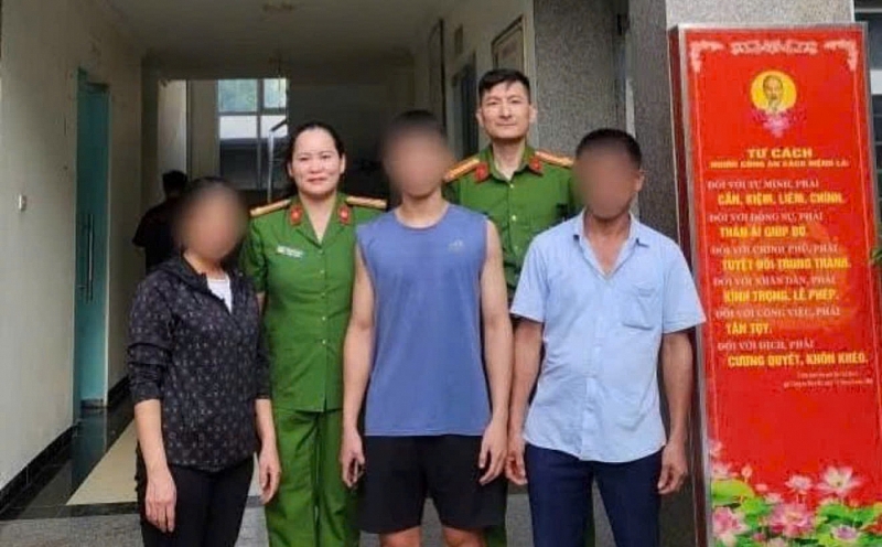 Công an phường Phú Diễn và gia đình nạn nhân