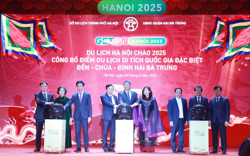Phó Chủ tịch UBND Thành phố Nguyễn Mạnh Quyền và các đại biểu nhấn nút khai mạc sự kiện Du lịch Hà Nội Chào 2025 - Get on Hanoi 2025 Phó Chủ tịch UBND Thành phố Nguyễn Mạnh Quyền và các đại biểu nhấn nút khai mạc sự kiện Du lịch Hà Nội Chào 2025 - Get on Hanoi 2025