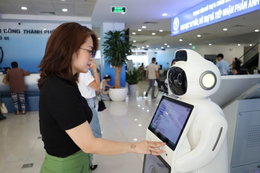 Người dân tương tác với robot AI tại Trung tâm phục vụ hành chính công thành phố, Chi nhánh số 01 Người dân tương tác với robot AI tại Trung tâm phục vụ hành chính công thành phố, Chi nhánh số 01