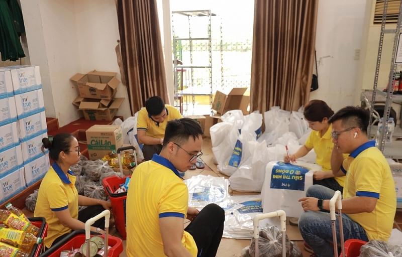 Nhân viên PNJ chuẩn bị phục vụ bà con vùng lũ