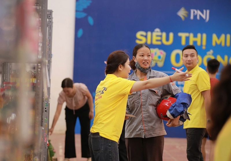 Nhiệt tình hướng dẫn người dân vào khu vực mua hàng