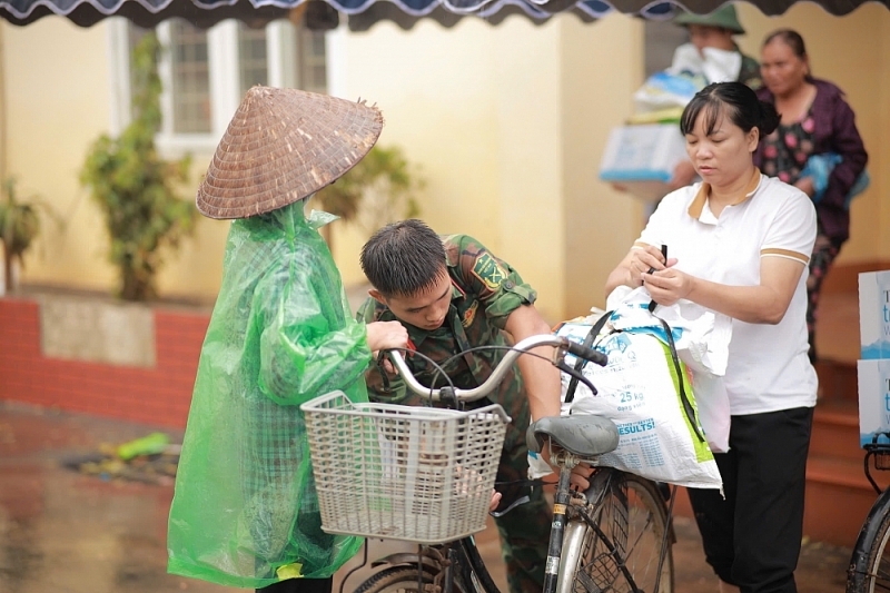 Mỗi người sau khi chọn được món hàng cần thiết thì đều được hỗ trợ để mang về thuận lợi