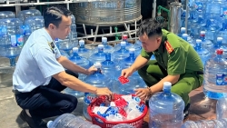 Dùng nước máy đóng bình Lavie giả bán kiếm lời giữa Thủ đô