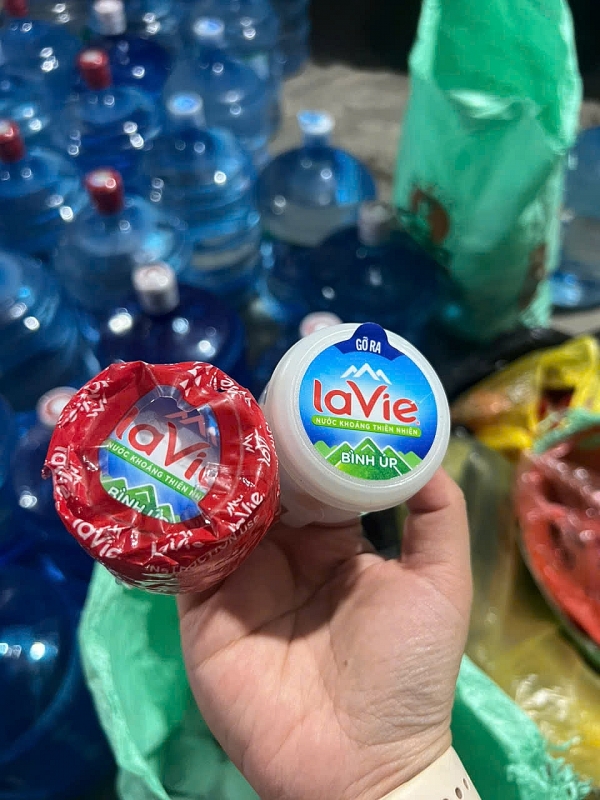 Dùng nước máy đóng bình Lavie giả bán kiếm lời giữa Thủ đô
