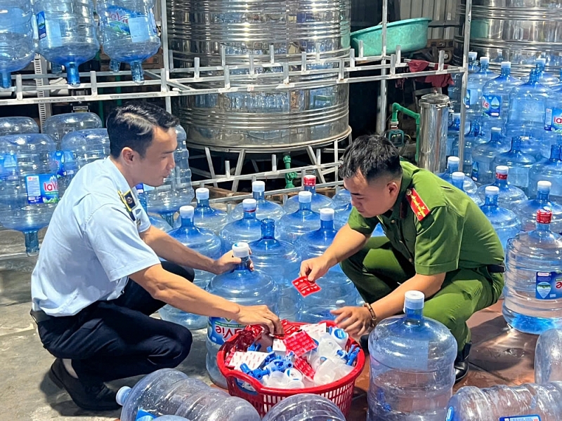 Dùng nước máy đóng bình Lavie giả bán kiếm lời giữa Thủ đô