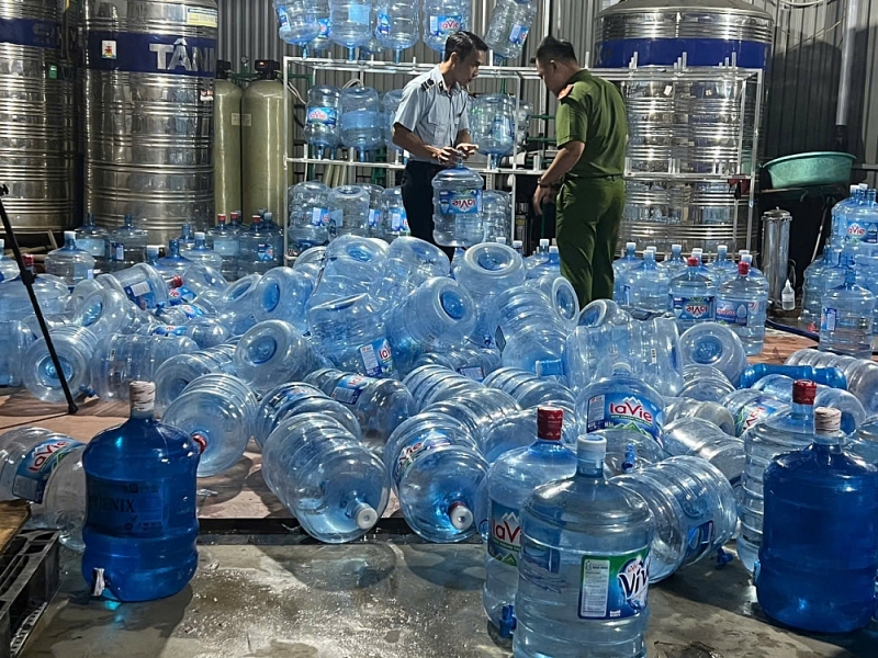 Dùng nước máy đóng bình Lavie giả bán kiếm lời giữa Thủ đô