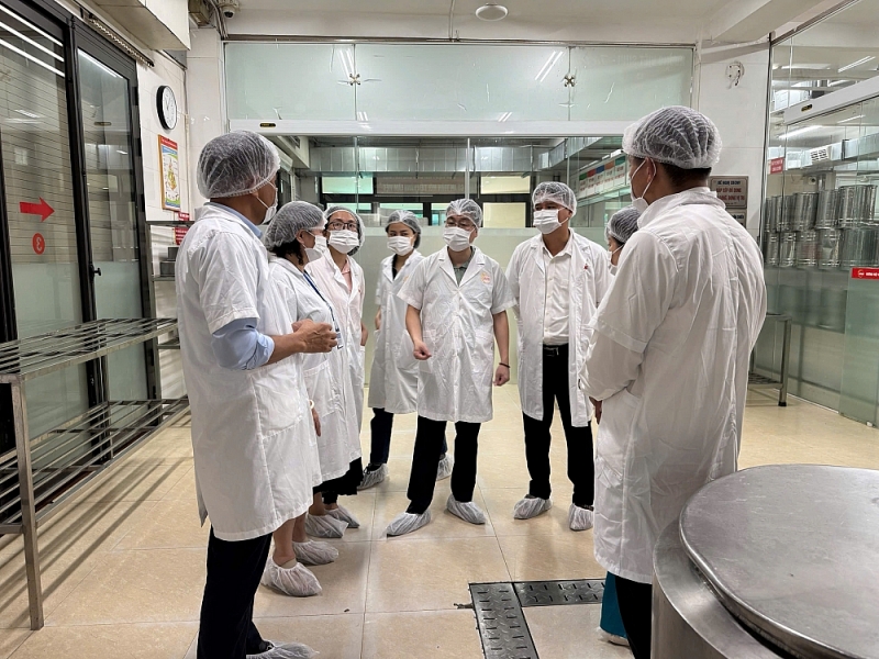 Bữa ăn bán trú an toàn từ nguồn đến bàn ở Tây Hồ